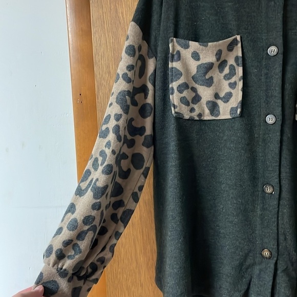 size medium Gilli cheetah print and black button down brush flannel … - Picture 2 of 9